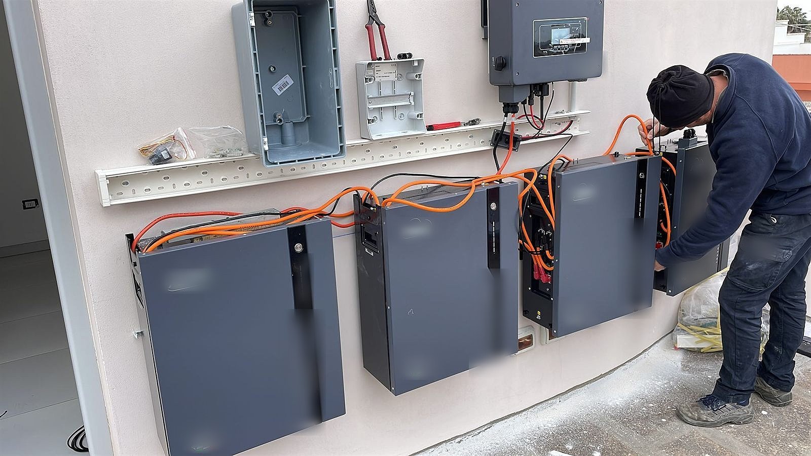 Installazione di batterie di accumulo a parete con inverter ibrido