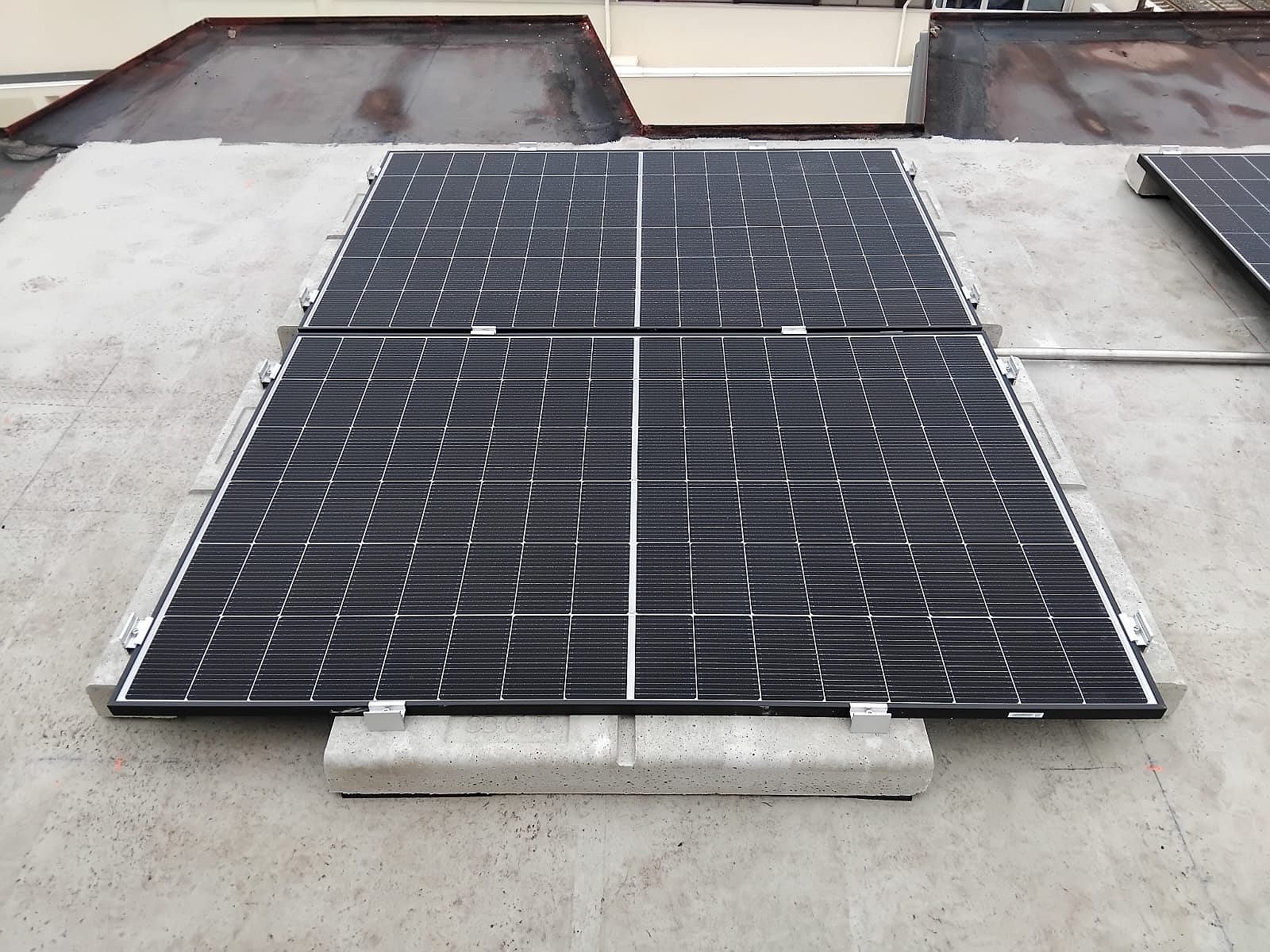 Moduli fotovoltaici full black su copertura piana