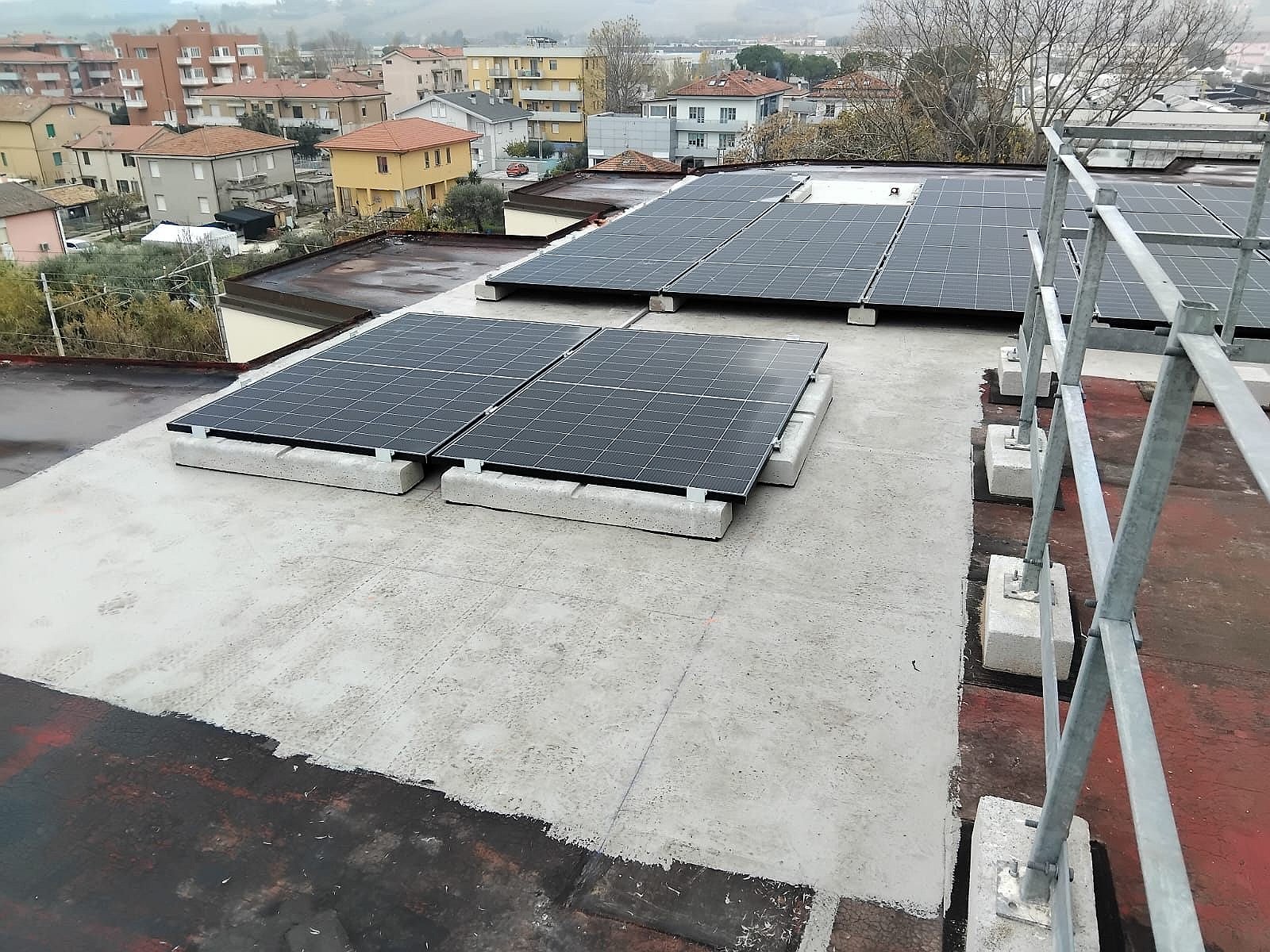 Impianto fotovoltaico su copertura piana in zona residenziale